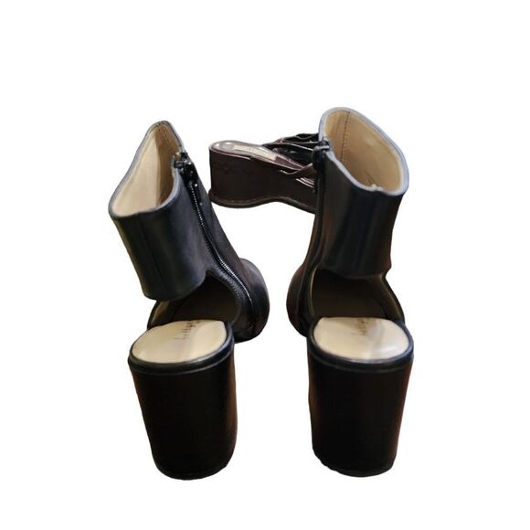 Bettye Muller Nominee black leather back cut out ankle booties 7.5 - Picture 5 of 6